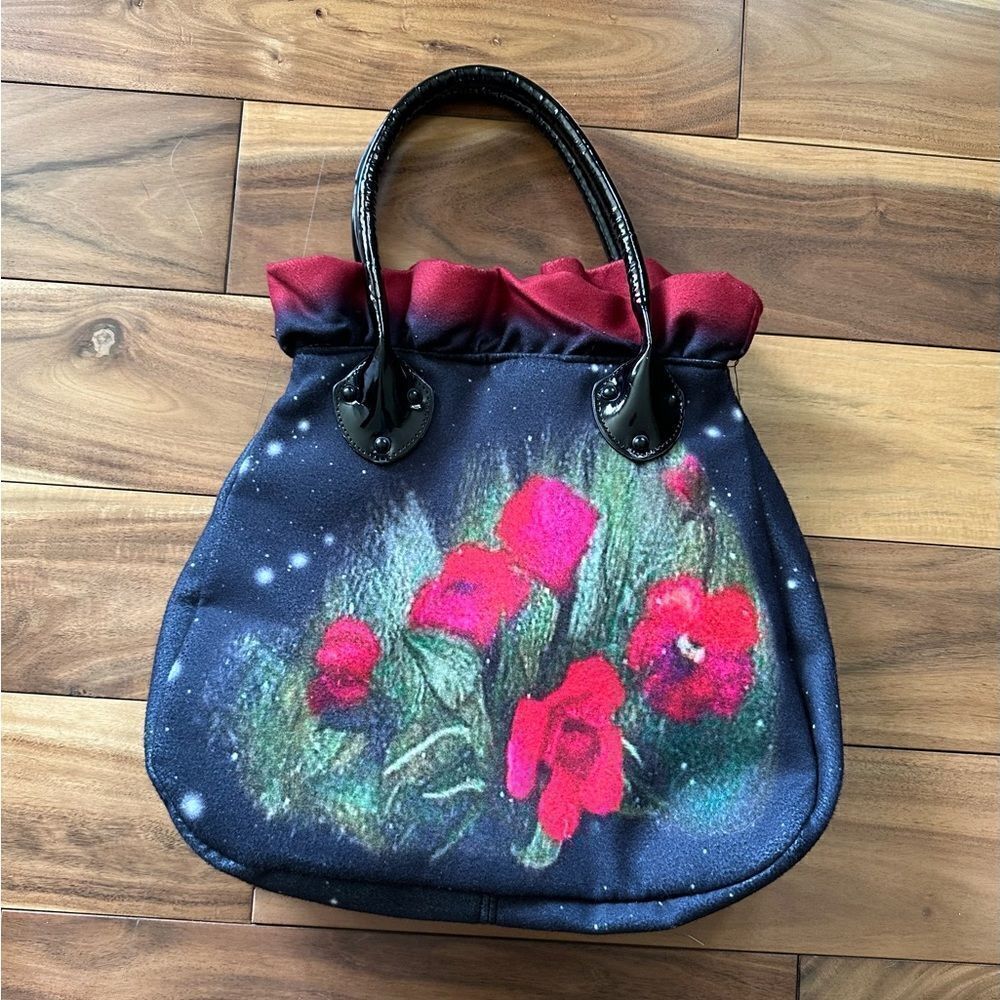 Great bag! Pattern is the same on both sides.